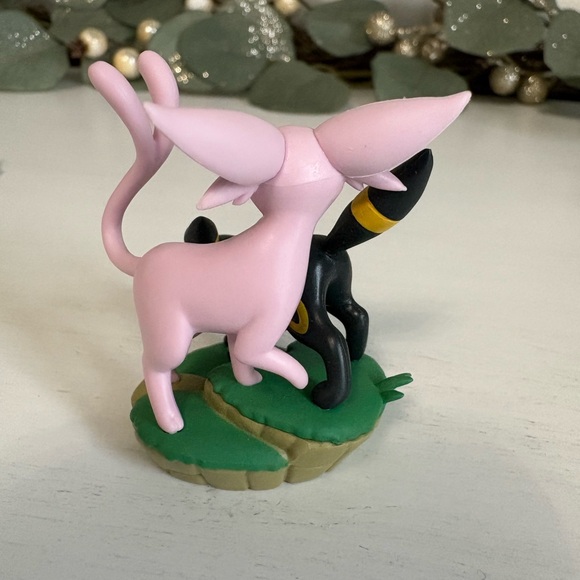 Prismatic Evolutions Premium Figure Collection Espeon And Umbreon Figure and Pin - Picture 3 of 5